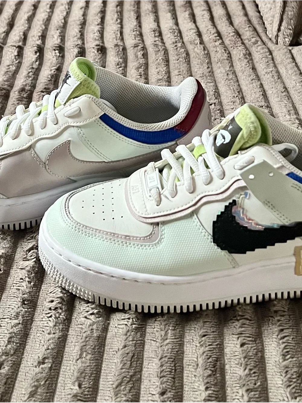 Nike women de Mint Green, Blue & Maroon Low Top Sneakers